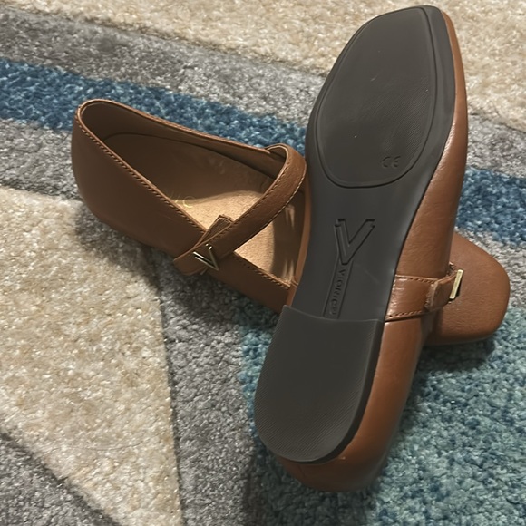 Vionic women’s brown shoes with scrap across the top. - Picture 4 of 5